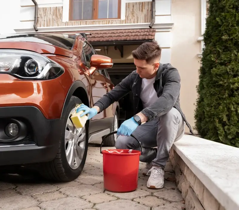 Lavage auto à domicile Sainte-Croix-de-Quintillargues : professionnel intervenant sur un véhicule